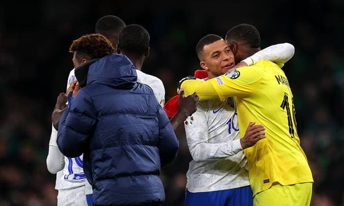 UEFA EURO, EM, Europameisterschaft,Fussball 2024 Qualifying Round Group B, Aviva Stadium, Dublin 27 3 2023 Republic of Ireland vs France France s Kylian MbappÃ Kylian MbappÃ celebrates with Mike Maignan after the game 27 3 2023  Copyright: x INPHO RyanxByrnex RB1_8919