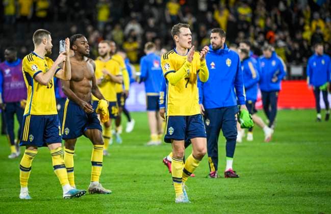 STOCKHOLM 20230327 Swedens fr v Mattias Svanberg, Anthony Elanga and Viktor Claesson celebrate after the 5 0 victory in Mondays EC qualifying football match between Sweden and Azerbaijan at Friends Arena STOCKHOLM SWEDEN x10080x,  Copyright: xFredrikxSandberg TTx EM-KVAL SVERIGE-AZERBAJDZJAN