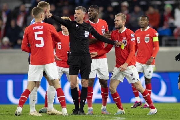 SOCCER - UEFA EURO, EM, Europameisterschaft,Fussball 2024 Quali, AUT vs EST LINZ,AUSTRIA,24.MAR.27 - SOCCER - European Qualifiers 2024, OEFB international match, Länderspiel, Nationalmannschaft Austria vs Estland. Image shows referee Enea Jorgji (ALB), Kevin Danso (AUT) and Konrad Laimer (AUT). GEPAxpictures xManuelxBinder