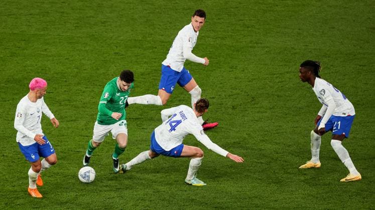 UEFA EURO, EM, Europameisterschaft,Fussball 2024 Qualifying Round Group B, Aviva Stadium, Dublin 27 3 2023 Republic of Ireland vs France Ireland™s Michael Johnston with Antoine Griezmann, Adrien Rabiot and Eduardo Camavinga of France Michael Johnston with Antoine Griezmann, Adrien Rabiot and Eduardo Camavinga 27 3 2023  Copyright: x INPHO BenxBradyx BB4_3657