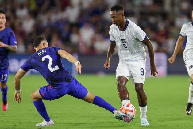 March 27, 2023: El Salvador forward BRYAN GIL (9) competes for the ball against United States defender SERGIo˜O DEST (2) during the USMNT vs El Salvador Concacaf Nations League match at Exploria Stadium in Orlando, Fl on March 27, 2023. - ZUMAk149 20230327_zsp_k149_029 Copyright: xCoryxKnowltonx