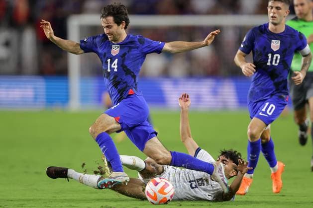 March 27, 2023: United States midfielder LUCA DE LA TORRE (14) gets tripped by El Salvador midfielder LEONARDO MENJoÂVAR (13) during the USMNT vs El Salvador Concacaf Nations League match at Exploria Stadium in Orlando, Fl on March 27, 2023. - ZUMAk149 20230327_zsp_k149_048 Copyright: xCoryxKnowltonx