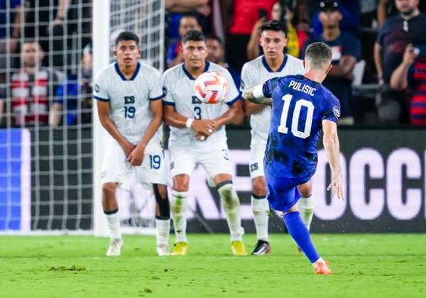 ORLANDO, FL - MARCH 27: United States of America forward Christian Pulisic (10) takes a set piece kick during the CONCACAF Nations League match between the United States vs El Salvador on March 27th, 2023 at Explorer Stadium in Orlando, FL. (Photo by Andrew Bershaw Icon Sportswire) SOCCER: MAR 27 CONCACAF Nations League - United States vs El Salvador Icon2303270107