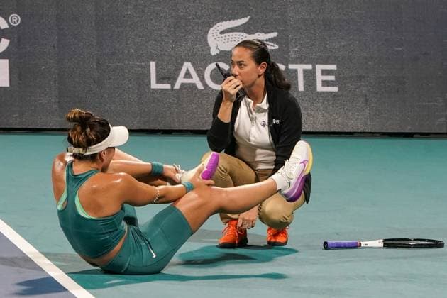 March 27, 2023, Miami Gardens, Florida, USA: Bianca Andreescu (CAN) reacts after an apparent left ankle injury during her women s singles match against Ekaterina Alexandrova. Andreescu would withdraw and retire at the Miami Open presented by Itau at Hard Rock Stadium. Miami Gardens USA - ZUMAw109 20230327_zap_w109_048 Copyright: xDebbyxWongx