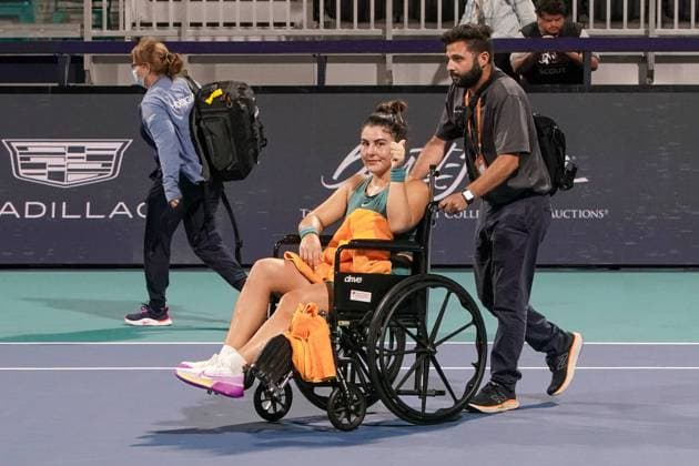 Bilder des Jahres 2023, Sport 03 März Sport Themen der Woche KW13 Sport Bilder des Tages March 27, 2023, Miami Gardens, Florida, USA: Bianca Andreescu (CAN) waves to the gallery after an apparent left ankle injury during her women s singles match against Ekaterina Alexandrova. Andreescu would withdraw and retire at the Miami Open presented by Itau at Hard Rock Stadium. Miami Gardens USA - ZUMAw109 20230327_zap_w109_051 Copyright: xDebbyxWongx