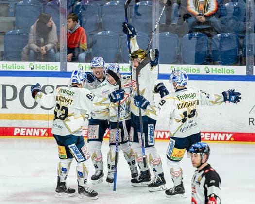 Sport Themen der Woche KW13 Torjubel bei den Eisloewen, GER Krefeld Pinguine vs. Dresdner Eisloewen, DEL2, Play-Offs, Viertelfinale, Best of 7, Spiel 7, Saison 2022 2023, 28.03.2023 GER Krefeld Pinguine vs. Dresdner Eisloewen, DEL2, Play-Offs, Viertelfinale, Best of 7, Spiel 7, Saison 2022 2023, 28.03.2023 Krefeld *** Goal celebration at the Eisloewen, GER Krefeld Pinguine vs Dresdner Eisloewen, DEL2, Play Offs, Quarter Finals, Best of 7, Game 7, Season 2022 2023, 28 03 2023 GER Krefeld Pinguine vs Dresdner Eisloewen, DEL2, Play Offs, Quarter Finals, Best of 7, Game 7, Season 2022 2023, 28 03 2023 Krefeld Copyright: xEibner-Pressefoto FabianxFriesex EP_FFE