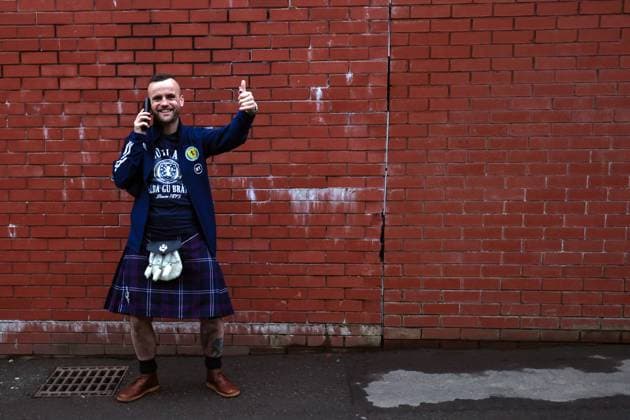 Scotland v Spain 28 March 2023, Glasgow - UEFA EURO, EM, Europameisterschaft,Fussball 2024 Qualifying - Group A - Scotland v Spain - A Scottish fan in a kilt gives a thumbs up - Photo: Charlotte Wilson Offside. Glasgow UK *** Schottland gegen Spanien 28. März 2023, Glasgow UEFA EURO 2024 Qualifikation Gruppe A Schottland gegen Spanien Ein schottischer Fan im Kilt zeigt den Daumen nach oben Foto Charlotte Wilson Abseits Glasgow UK  Copyright: xCharlottexWilsonx xOffsidexOffside