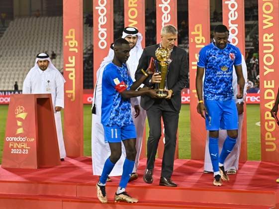 Sport Bilder des Tages Al Duhail SC v Umm Salal SC - Ooredoo Cup AlMoez Ali Abdulla (L) and coach Hernan Jorge Crespo (C) of Al Duhail SC with Ooredoo Cup trophy during the Ooredoo Cup final between Al Duhail SC and Umm Salal SC at Jassim bin Hamad Stadium in Doha, Qatar on 28 March 2023. Al Duhail SC won 1-0 Doha Qatar  Copyright: xNoushadxThekkayilx originalFilename:varittyakkal-alduhail230329_np3n4.jpg