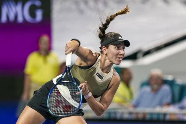 March 28, 2023, Miami Gardens, Florida, USA: Jessica Pegula (USA) serves to Anatasia Potapova (RUS) during the women s quarterfinals match on Day 9 at the Miami Open presented by Itau at Hard Rock Stadium. Miami Gardens USA - ZUMAw109 20230328_zap_w109_084 Copyright: xDebbyxWongx