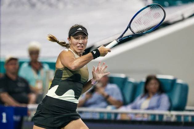 March 28, 2023, Miami Gardens, Florida, USA: Jessica Pegula (USA) returns a shot to Anatasia Potapova (RUS) during the women s quarterfinals match on Day 9 at the Miami Open presented by Itau at Hard Rock Stadium. Miami Gardens USA - ZUMAw109 20230328_zap_w109_088 Copyright: xDebbyxWongx