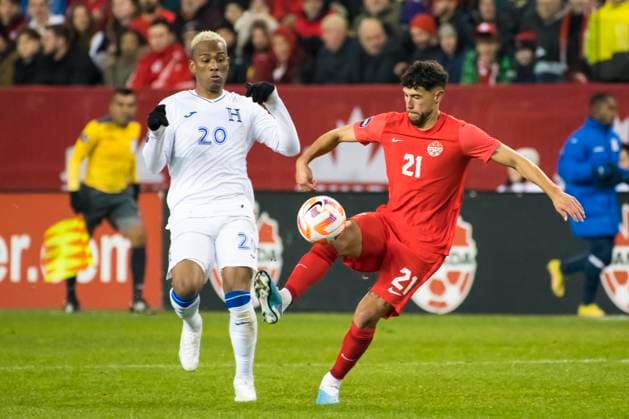 Fußball, CONCACAF Nations League, Kanada - Honduras March 28, 2023, Toronto, Ontario, Canada: Deybi Flores 20 (L) and Jonathan Osorio 21 (R) in action during the CONCACAF Nations League qualifier game between Canada and Honduras at BMO field in Toronto. The game ended 4-1 for Canada sending it to the semifinals. Toronto Canada - ZUMAm154 20230328_zap_m154_028 Copyright: xAngelxMarchinix