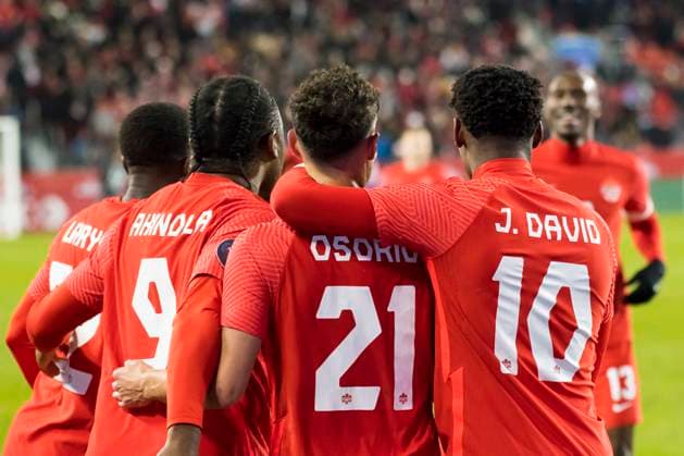 Fußball, CONCACAF Nations League, Kanada - Honduras March 28, 2023, Toronto, Ontario, Canada: Richie Laryea 22 (L), Ayo Akinola 9 (CL) and Jonathan David 10 (R) congratulate teammate Jonathan Osorio 21 (CR) after Osorio scored a goal during the CONCACAF Nations League qualifier game between Canada and Honduras at BMO field in Toronto. The game ended 4-1 for Canada sending it to the semifinals. Toronto Canada - ZUMAm154 20230328_zap_m154_044 Copyright: xAngelxMarchinix