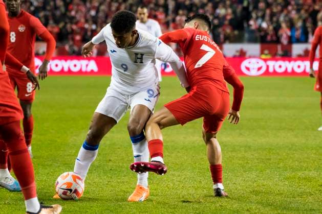 Fußball, CONCACAF Nations League, Kanada - Honduras March 28, 2023, Toronto, Ontario, Canada: Antony Lozano 9 (L) and Stephen Eustaquio 7 (R) in action during the CONCACAF Nations League qualifier game between Canada and Honduras at BMO field in Toronto. The game ended 4-1 for Canada sending it to the semifinals. Toronto Canada - ZUMAm154 20230328_zap_m154_051 Copyright: xAngelxMarchinix