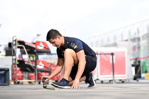 Australian Formula 1 Grand Prix Preparations A Red Bull Racing team member prepares the pit stop markers ahead of the 2023 Formula 1 Australian Grand Prix at Albert Park in Melbourne on the 29th of March, 2023. Melbourne Australia  Copyright: xMorganxHancockx originalFilename:hancock-australi230329_npPjv.jpg