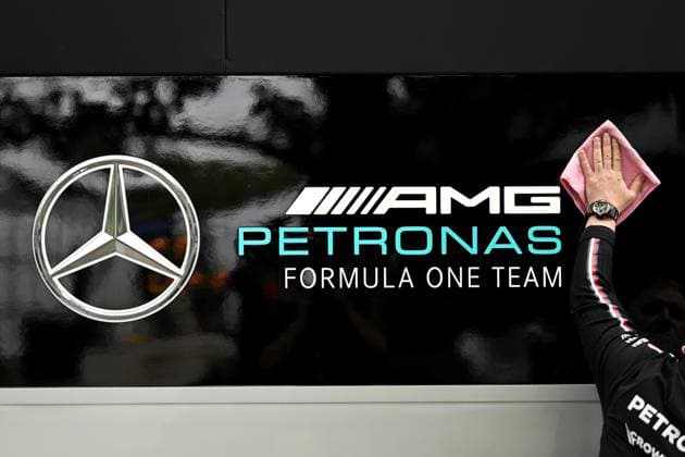 Australian Formula 1 Grand Prix Preparations A Mercedes AMG Petronas F1 Team member wipes down facilities in the paddock ahead of the 2023 Formula 1 Australian Grand Prix at Albert Park in Melbourne on the 29th of March, 2023. Melbourne Australia  Copyright: xMorganxHancockx originalFilename:hancock-australi230329_nphtq.jpg
