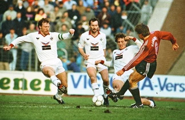 RECORD DATE NOT STATED Aus 1. BL. Saison 1987 88 Hannover 96 - 1. FC Kaiserslauterb 1:0 am 05.03.1988. Im Foto: Han96 Spieler ist Günter Drews *** From 1 BL season 1987 88 Hannover 96 1 FC Kaiserslauterb 1 0 on 05 03 1988 In photo Han96 player is Günter Drews