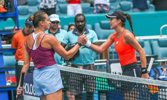 March 29, 2023, Miami Gardens, Florida, USA: Sorana Cirstea (ROU) (R) shakes hands with Aryna Sabalenka (RUS) after the women s singles quarterfinals on Day 10 at the Miami Open presented by Itau at Hard Rock Stadium. Miami Gardens USA - ZUMAw109 20230329_zap_w109_011 Copyright: xDebbyxWongx