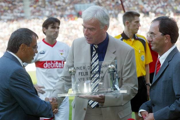 10.08.03 VfB Stuttgart - Hertha BSC Berlin Deutschland, Stuttgart, 10.08.2003, Fussball, Bundesliga, VfB Stuttgart - Hertha BSC Berlin (0:0): Ehrung Trainer des Jahres v.l. Felix Magath (Trainer VfB Stuttgart), Rainer Holzschuh (kicker), Erwin Staudt (Präsident VfB Stuttgart). *** 10 08 03 VfB Stuttgart Hertha BSC Berlin Germany, Stuttgart, 10 08 2003, Soccer, Bundesliga, VfB Stuttgart Hertha BSC Berlin 0 0 honor coach of the year v l Felix Magath coach VfB Stuttgart , Rainer Holzschuh kicker , Erwin Staudt president VfB Stuttgart