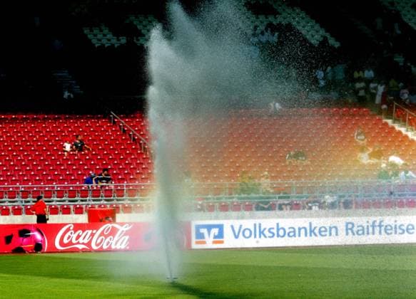 10.08.03 VfB Stuttgart - Hertha BSC Berlin Deutschland, Stuttgart, 10.08.2003, Fussball, Bundesliga, VfB Stuttgart - Hertha BSC Berlin (0:0): Rasen wird vor dem Spiel bewässert. *** 10 08 03 VfB Stuttgart Hertha BSC Berlin Germany, Stuttgart, 10 08 2003, football, Bundesliga, VfB Stuttgart Hertha BSC Berlin 0 0 lawn is watered before the match