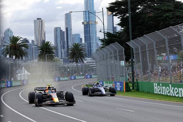 31 03 2023, Albert Park, Melbourne, FORMULA 1 ROLEX AUSTRALIAN GRAND PRIX 2023 , in picture Sergio Perez MEX , Oracle Red Bull Racing, Logan Sargeant USA , Williams Racing Melbourne Albert Park Victoria Australia  eu-images-506