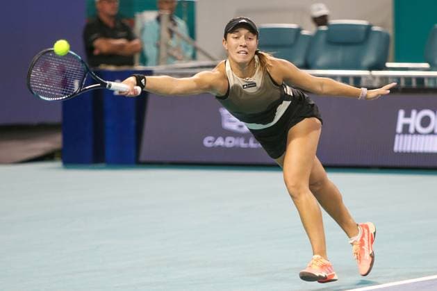 March 30, 2023, Miami Gardens, Florida, USA: Jessica Pegula (USA) returns a shot from Elena Rybakina (KAZ) during the women s semifinals match on Day 11 at the Miami Open presented by Itau at Hard Rock Stadium. Miami Gardens USA - ZUMAw109 20230330_zap_w109_068 Copyright: xDebbyxWongx