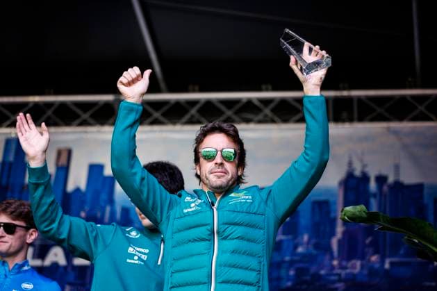 ALONSO Fernando (spa), Aston Martin F1 Team AMR23, portrait with Crypto overtaking of the month trophy during the Formula 1 Rolex Australian Grand Prix 2023, 3rd round of the 2023 Formula One World Championship, WM, Weltmeisterschaft from March 31 to April 2, 2023 on the Albert Park Circuit, in Melbourne, Australia - F1 - AUSTRALIAN GRAND PRIX 2023 DPPI Panoramic  00122006__R3_7453