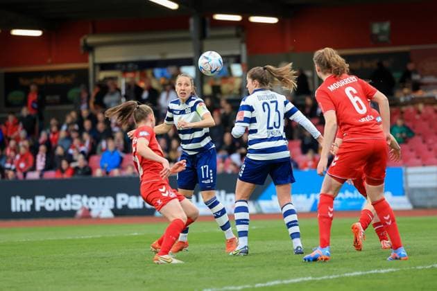 Flyeralarm Frauen Bundesliga 2022 2023, 1 FC Köln MSV Duisburg Yvonee Zielinski MSV, 17 looks after the ball Köln Südstadion Nordrhein Westfalen Germany