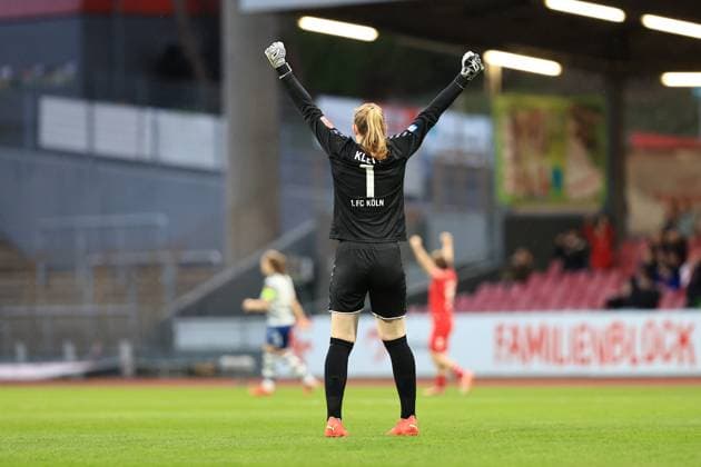 Flyeralarm Frauen Bundesliga 2022 2023, 1 FC Köln MSV Duisburg Manon Klett FC, 1 cheers the 1 0 for 1 FC Köln Köln Südstadion Nordrhein Westfalen Germany