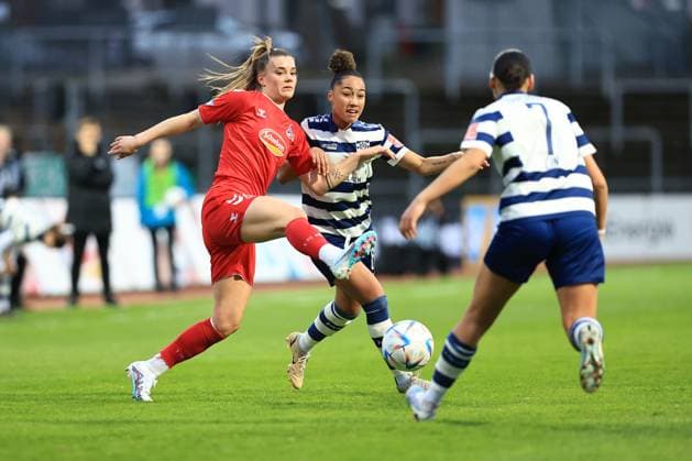 Flyeralarm Frauen Bundesliga 2022 2023, 1 FC Köln MSV Duisburg Selina Cerci FC, 29 in duel with Vanessa Fürst MSV, 8 Köln Südstadion Nordrhein Westfalen Germany