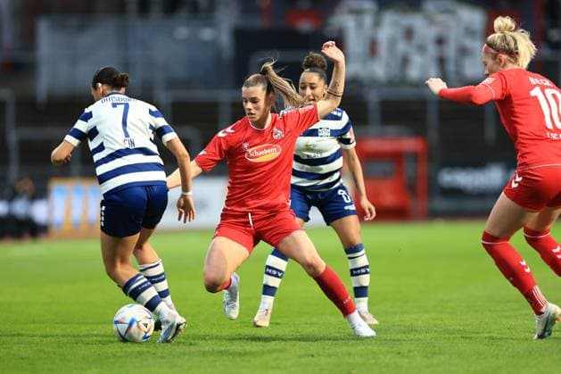 Flyeralarm Frauen Bundesliga 2022 2023, 1 FC Köln MSV Duisburg Selina Cerci FC, 29 in duel with Vanessa Fürst MSV, 8 and Miray Cin MSV, 7 Köln Südstadion Nordrhein Westfalen Germany