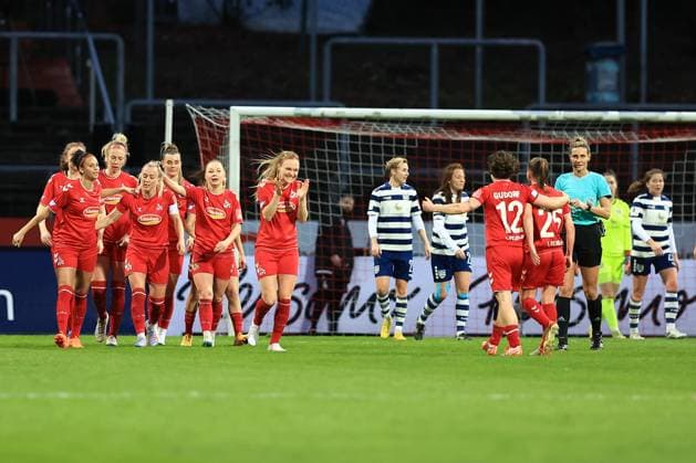 Flyeralarm Frauen Bundesliga 2022 2023, 1 FC Köln MSV Duisburg team cheer after 3 0 by Mandy Islacker FC, 8 Köln Südstadion Nordrhein Westfalen Germany