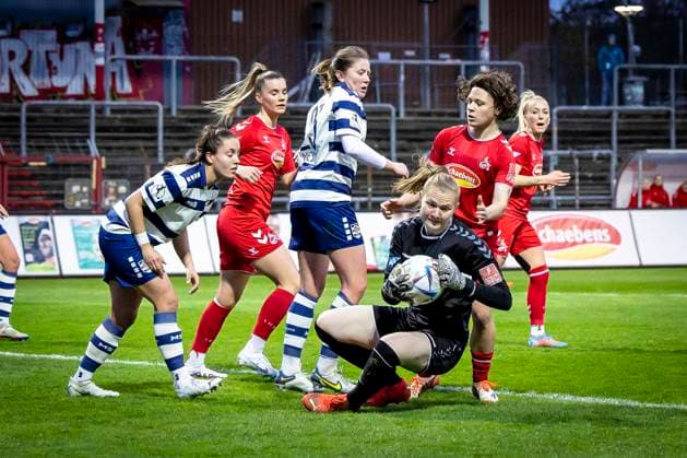 1 Women Bundesliga 1 FC Koeln MSV Duisburg, 31 03 2023 Manon Klett 1, 1 FC Koeln grabs the ball after a corner during the match 1 FC Koeln MSV Duisburg on matchday 17 of the women soccer Bundesliga on 31 03 2023 at Suedstadion in Koeln DFL REGULATIONS PROHIBIT ANY USE OF PHOTOGRAPHS AS IMAGE SEQUENCES AND OR QUASI VIDEO Copyright: xBEAUTIFULxSPORTS AxelxKohringx
