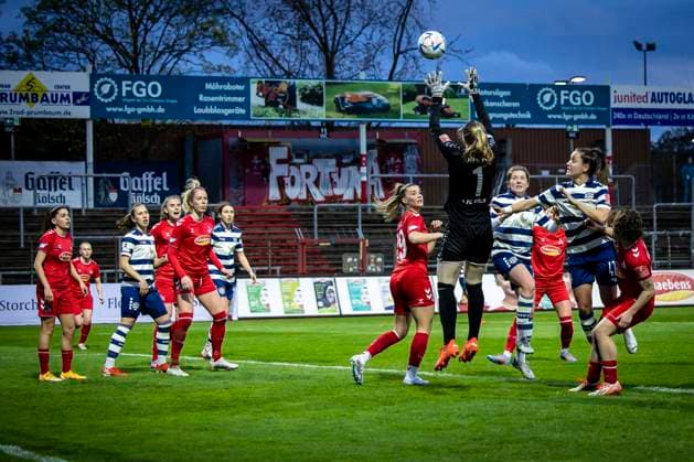1 Women Bundesliga 1 FC Koeln MSV Duisburg, 31 03 2023 Penalty area scene in front of the Koeln goal, Manon Klett 1, 1 FC Koeln safely catches the ball during the match 1 FC Koeln MSV Duisburg on matchday 17 of the Women Soccer Bundesliga on 31 03 2023 at the Suedstadion in Koeln DFL REGULATIONS PROHIBIT ANY USE OF PHOTOGRAPHS AS IMAGE SEQUENCES AND OR QUASI VIDEO Copyright: xBEAUTIFULxSPORTS AxelxKohringx