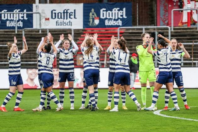 Sports, Football, FLYERALARM Womens Bundesliga Season 2022 2023 17 Matchday 1 FC Köln MSV Duisburg 31 03 2023, Südstadion Köln high-fives before the match Selina Vobian Yvonne Zielinski MSV Duisburg, 17 Miray Cin MSV Duisburg, 7 Ena Mahmutovic MSV Duisburg, 32 Vanessa Fürst MSV Duisburg, 8 Köln Südstadion Nordrhein Westfahlen Germany