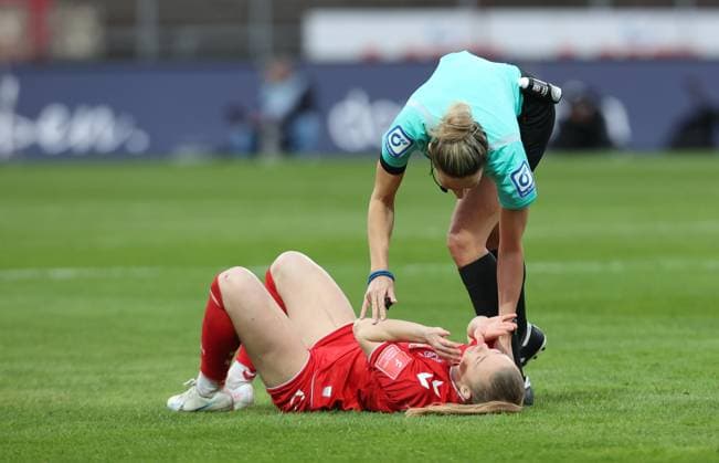 Referee Nadine Westerhoff takes care of Weronika Zawistowska Cologne , 1 FC Cologne MSV Duisburg, Flyeralarm Womens Bundesliga, Matchday 17, Cologne, Germany, 18 03 2023