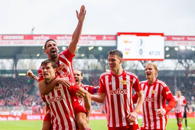 Sport Themen der Woche KW13 Sport Bilder des Tages 01.04.2023, xfrx, Fussball 1.Bundesliga, Union Berlin - VfB Stuttgart emspor, v.l. Kevin Behrens (Union Berlin),Rani Khedira (Union Berlin),Janik Haberer (Union Berlin) celebrate the goal,Torjubel zum 3:0 (DFL DFB REGULATIONS PROHIBIT ANY USE OF PHOTOGRAPHS as IMAGE SEQUENCES and or QUASI-VIDEO) Berlin *** 01 04 2023, xfrx, Fussball 1 Bundesliga, Union Berlin VfB Stuttgart emspor, v l Kevin Behrens Union Berlin ,Rani Khedira Union Berlin ,Janik Haberer Union Berlin celebrate the goal,Torjubel zum 3 0 DFL DFB REGULATIONS PROHIBIT ANY USE OF PHOTOGRAPHS as IMAGE SEQUENCES and or QUASI VIDEO Berlin