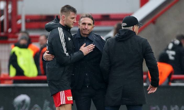 Sport Themen der Woche KW13 Sport Bilder des Tages Robin Knoche tröstet Trainer Bruno Labbadia nach Spielende, Trainer Urs Fischer Fußball Fussball Bundesliga Herren DFL 26. Spieltag Saison 2022 2023 01.04.2023 1.FC Union Berlin FCU vs. VfB Stuttgart DFL regulations prohibit any use of photographs as image sequences and or quasi-video. *** Robin Knoche consoles coach Bruno Labbadia after end of match, coach Urs Fischer Sport Fußball Bundesliga Herren DFL 26 Spieltag Saison 2022 2023 01 04 2023 1 FC Union Berlin FCU vs VfB Stuttgart DFL regulations prohibit any use of photographs as image sequences and or quasi video