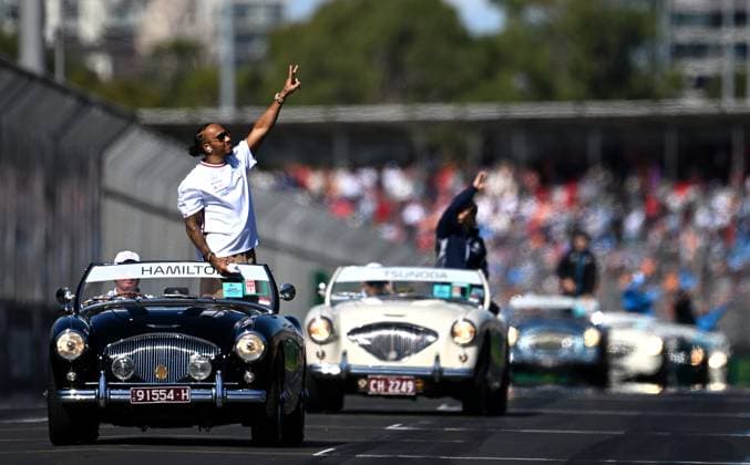 AUSTRALIAN F1 GRAND PRIX, Mercedes driver Lewis Hamilton of Great Britain waves to spectators during a drivers parade ahead of the the 2023 Australian Grand Prix at the Albert Park Circuit in Melbourne, Sunday, April 2, 2023. ( NO ARCHIVING, EDITORIAL USE ONLY, NO USE IN BOOKS WITHOUT CONSENT MELBOURNE VICTORIA AUSTRALIA  Copyright: xJAMESxROSSx 20230402001781982766