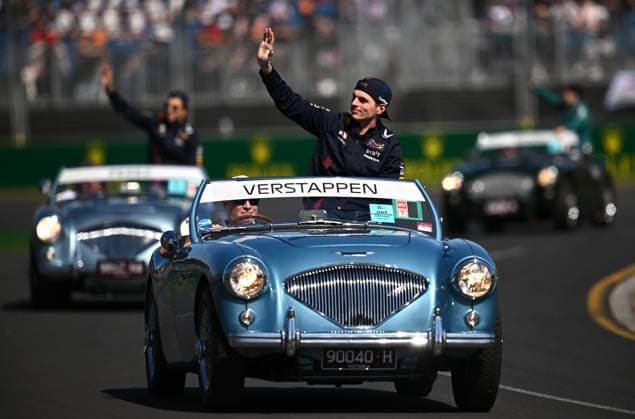 AUSTRALIAN F1 GRAND PRIX, Red Bull driver Max Verstappen of Netherlands waves to spectators during a drivers parade ahead of the the 2023 Australian Grand Prix at the Albert Park Circuit in Melbourne, Sunday, April 02, 2023. ( NO ARCHIVING, EDITORIAL USE ONLY, NO USE IN BOOKS WITHOUT CONSENT MELBOURNE VICTORIA AUSTRALIA  Copyright: xJOELxCARRETTx 20230402001781987434