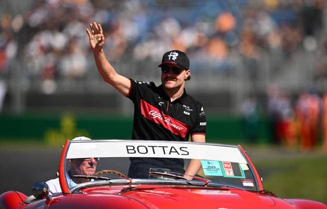 AUSTRALIAN F1 GRAND PRIX, Alfa Romeo driver Valtteri Bottas of Finland waves to spectators during a drivers parade ahead of the the 2023 Australian Grand Prix at the Albert Park Circuit in Melbourne, Sunday, April 02, 2023. ( NO ARCHIVING, EDITORIAL USE ONLY, NO USE IN BOOKS WITHOUT CONSENT MELBOURNE VICTORIA AUSTRALIA  Copyright: xJOELxCARRETTx 20230402001781989951
