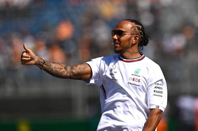 AUSTRALIAN F1 GRAND PRIX, Mercedes driver Lewis Hamilton of Great Britain reacts to spectators during a drivers parade ahead of the the 2023 Australian Grand Prix at the Albert Park Circuit in Melbourne, Sunday, April 02, 2023. ( NO ARCHIVING, EDITORIAL USE ONLY, NO USE IN BOOKS WITHOUT CONSENT MELBOURNE VICTORIA AUSTRALIA  Copyright: xJOELxCARRETTx 20230402001781991540