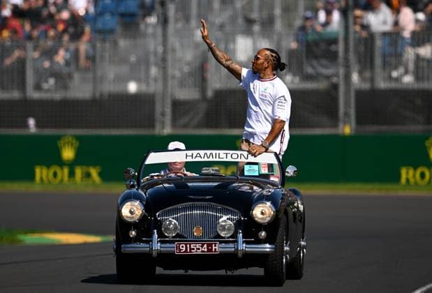 AUSTRALIAN F1 GRAND PRIX, Mercedes driver Lewis Hamilton of Great Britain waves to spectators during a drivers parade ahead of the the 2023 Australian Grand Prix at the Albert Park Circuit in Melbourne, Sunday, April 02, 2023. ( NO ARCHIVING, EDITORIAL USE ONLY, NO USE IN BOOKS WITHOUT CONSENT MELBOURNE VICTORIA AUSTRALIA  Copyright: xJOELxCARRETTx 20230402001781993562