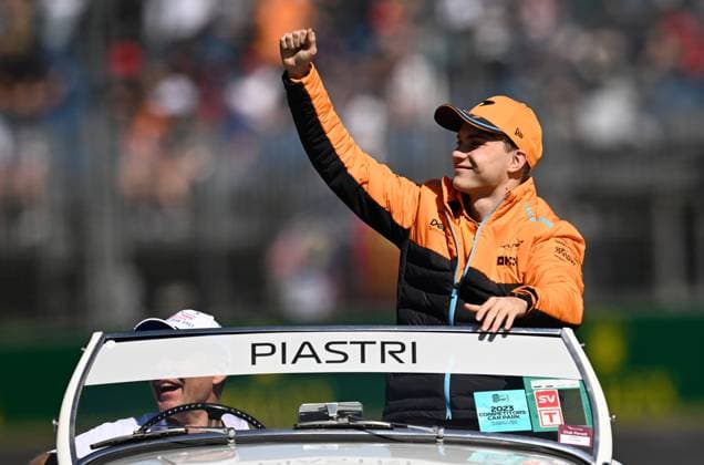 AUSTRALIAN F1 GRAND PRIX, McLaren driver Oscar Piastri of Australia reacts to spectators during a drivers parade ahead of the the 2023 Australian Grand Prix at the Albert Park Circuit in Melbourne, Sunday, April 02, 2023. ( NO ARCHIVING, EDITORIAL USE ONLY, NO USE IN BOOKS WITHOUT CONSENT MELBOURNE VICTORIA AUSTRALIA  Copyright: xJOELxCARRETTx 20230402001781997672