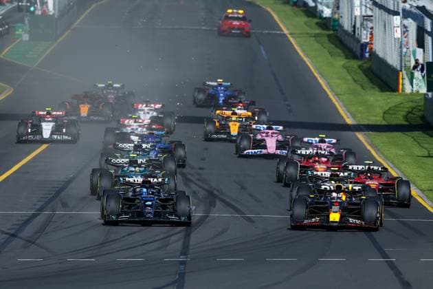 Start of the race, 63 RUSSELL George (gbr), Mercedes AMG F1 Team W14, action, 01 VERSTAPPEN Max (nld), Red Bull Racing RB19, action during the Formula 1 Rolex Australian Grand Prix 2023, 3rd round of the 2023 Formula One World Championship, WM, Weltmeisterschaft from March 31 to April 2, 2023 on the Albert Park Circuit, in Melbourne, Australia - F1 - AUSTRALIAN GRAND PRIX 2023 - RACE DPPI Panoramic 00122007__R3_3031.JPG