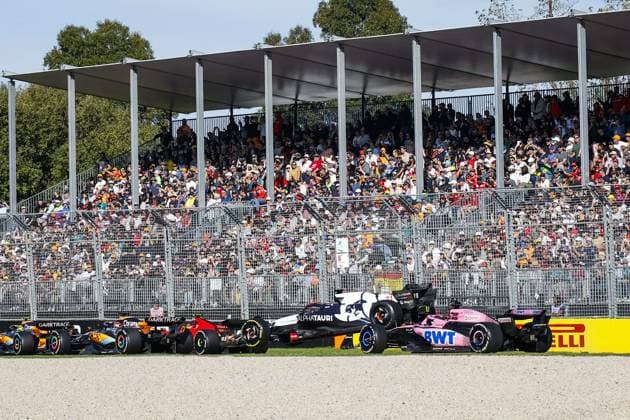 Contact between 21 DE VRIES Nyck (ned), Scuderia AlphaTauri AT04, 31 OCON Esteban (fra), Alpine F1 Team A523, action during the Formula 1 Rolex Australian Grand Prix 2023, 3rd round of the 2023 Formula One World Championship, WM, Weltmeisterschaft from March 31 to April 2, 2023 on the Albert Park Circuit, in Melbourne, Australia - F1 - AUSTRALIAN GRAND PRIX 2023 - RACE DPPI Panoramic 00122007__R3_3370.JPG