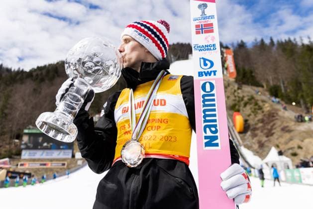 Bilder des Jahres 2023, Sport 04 April Sport Themen der Woche KW13 SKI FLYING - FIS WC Planica PLANICA,SLOVENIA,02.APR.23 - NORDIC SKIING, Ski jumping, Skispringen, Ski, nordisch SKI FLYING - FIS World Cup, award ceremony. Image shows Halvor Egner Granerud (NOR). Keywords: crystal globe, medal.  GEPAxpictures xMaticxKlansek