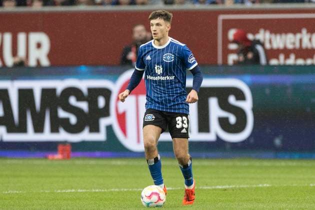Fußball: 2. Bundesliga, Saison 2022 2023, 26. Spieltag, Fortuna Düsseldorf - Hamburger SV am 31.03.2023 in Düsseldorf (Nordrhein-Westfalen). Hamburgs Noah Katterbach am Ball WICHTIGER HINWEIS: Gemäß den Vorgaben der DFL Deutsche Fußball Liga bzw. des DFB Deutscher Fußball-Bund ist es untersagt, in dem Stadion und oder vom Spiel angefertigte Fotoaufnahmen in Form von Sequenzbildern und oder videoähnlichen Fotostrecken zu verwerten bzw. verwerten zu lassen. Copyright: xKirchner MarcoxSteinbrennerx