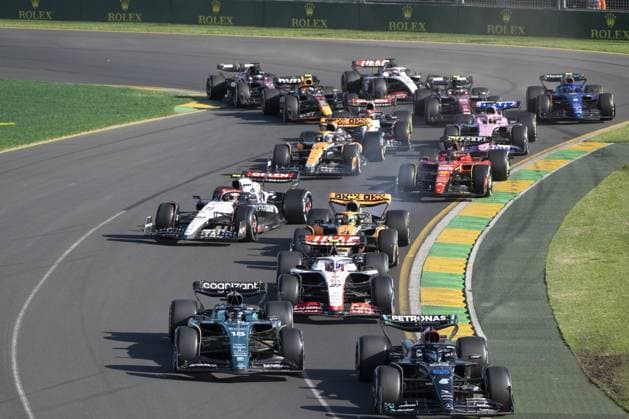 start of the race, depart, 63 RUSSELL George (gbr), Mercedes AMG F1 Team W14, action 18 STROLL Lance (can), Aston Martin F1 Team AMR23, action 27 HULKENBERG Nico (ger), Haas F1 Team VF-23 Ferrari, action 04 NORRIS Lando (gbr), McLaren F1 Team MCL60, action 22 TSUNODA Yuki (jap), Scuderia AlphaTauri AT04, action during the Formula 1 Rolex Australian Grand Prix 2023, 3rd round of the 2023 Formula One World Championship, WM, Weltmeisterschaft from March 31 to April 2, 2023 on the Albert Park Circuit, in Melbourne, Australia - F1 - AUSTRALIAN GRAND PRIX 2023 - RACE DPPI Panoramic 00122007_020423-AUS-4058-PVE_1