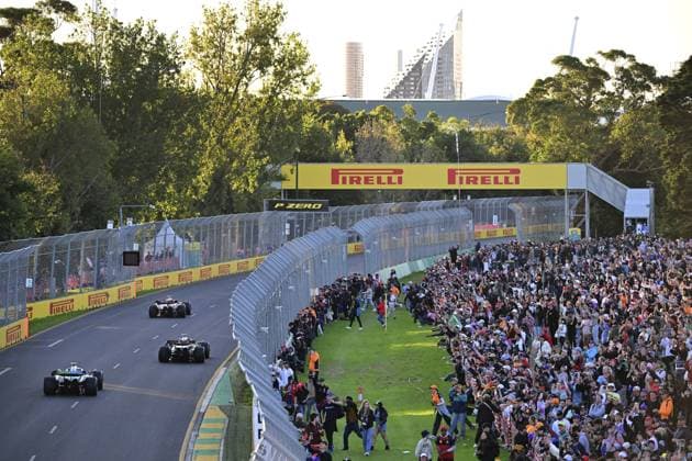 spectators, fans during the Formula 1 Rolex Australian Grand Prix 2023, 3rd round of the 2023 Formula One World Championship, WM, Weltmeisterschaft from March 31 to April 2, 2023 on the Albert Park Circuit, in Melbourne, Australia - F1 - AUSTRALIAN GRAND PRIX 2023 - RACE DPPI Panoramic  00122007_020423-AUS-4130-PVE