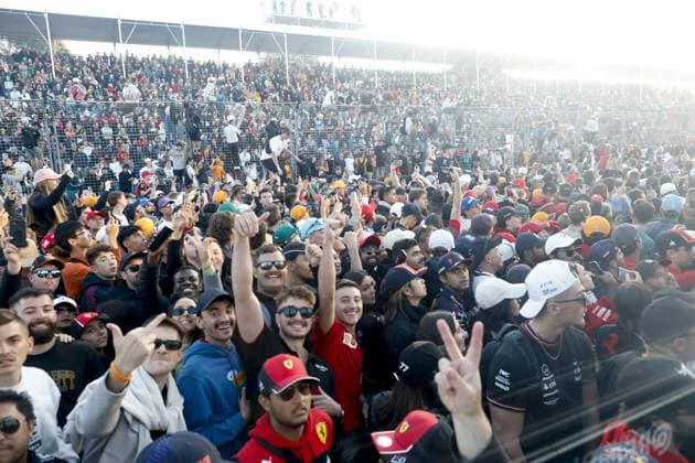 spectators, fans during the Formula 1 Rolex Australian Grand Prix 2023, 3rd round of the 2023 Formula One World Championship, WM, Weltmeisterschaft from March 31 to April 2, 2023 on the Albert Park Circuit, in Melbourne, Australia - F1 - AUSTRALIAN GRAND PRIX 2023 - RACE DPPI Panoramic  00122007_F12023GP03AUS_JK268891